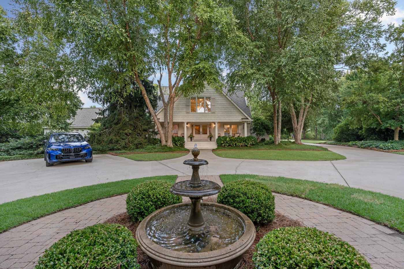 The circular drive and its fountain