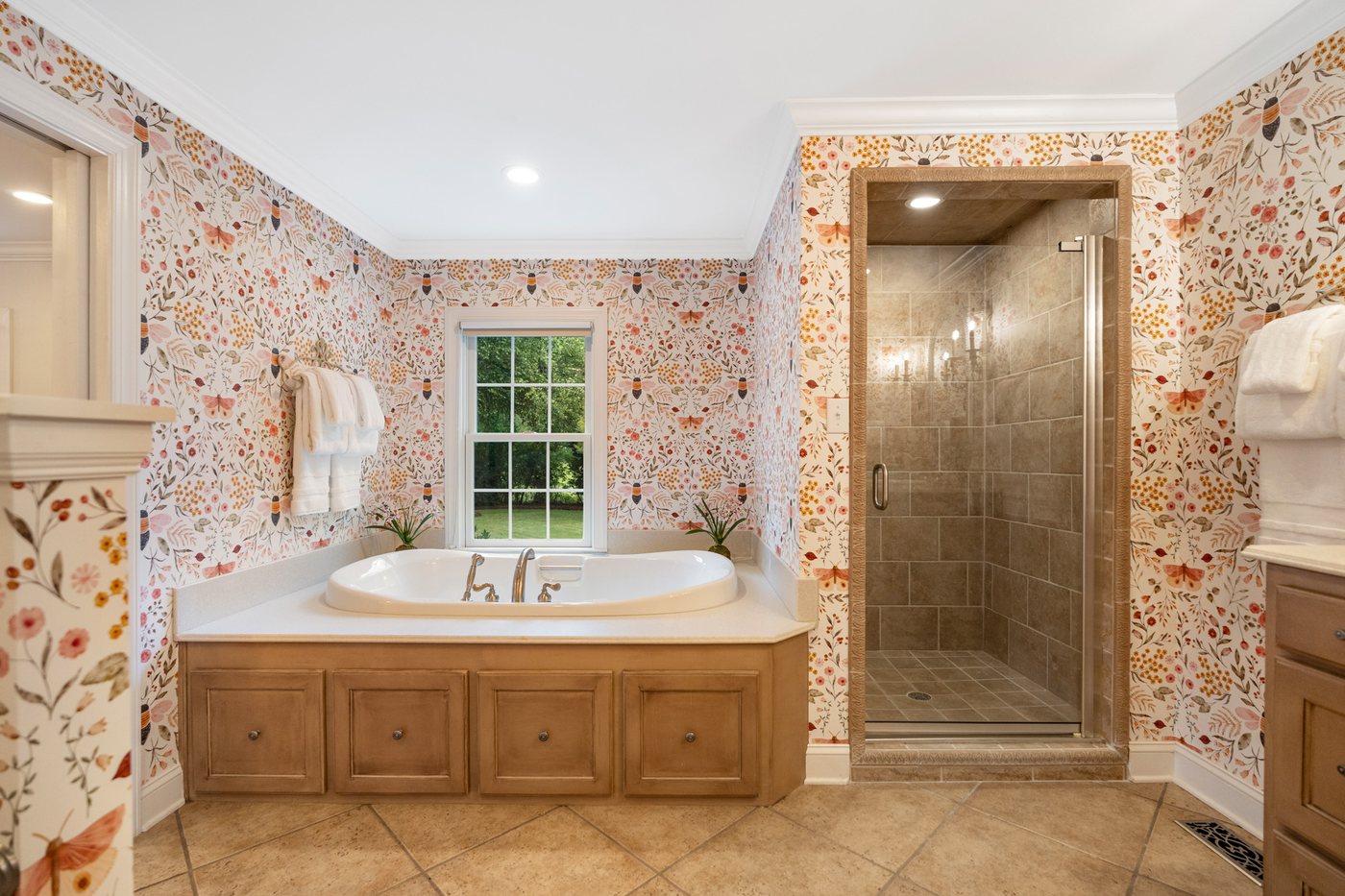 The air tub in the primary bath